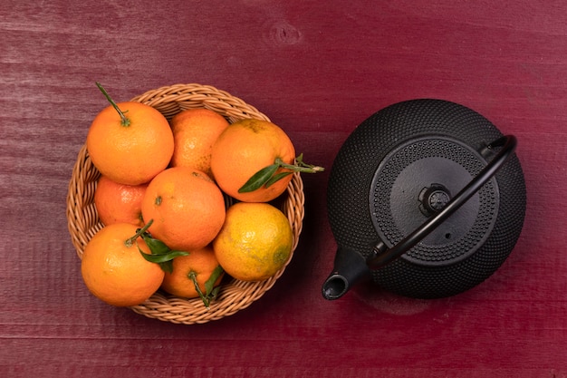 Panier de mandarine et théière pour le nouvel an chinois