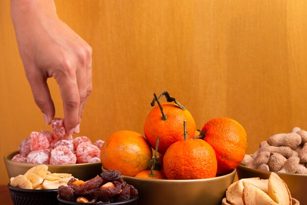 Panier de mandarines avec des friandises du Nouvel An chinois