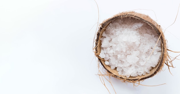 Photo gratuite panier de noix de coco avec concept de spa au sel de bain