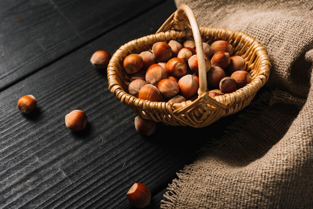 Panier avec des noix près de tissu