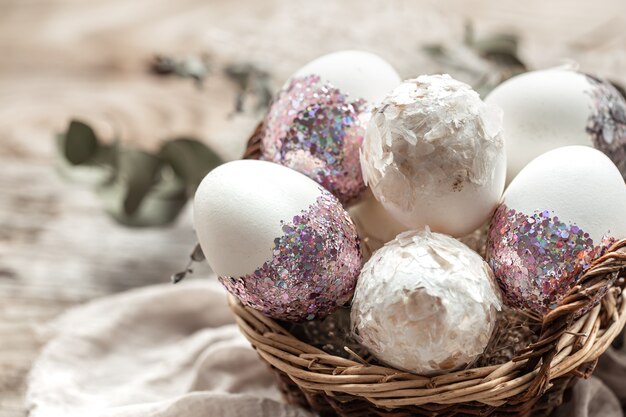 Panier avec des œufs et des fleurs séchées. Une idée originale pour décorer les œufs de Pâques.