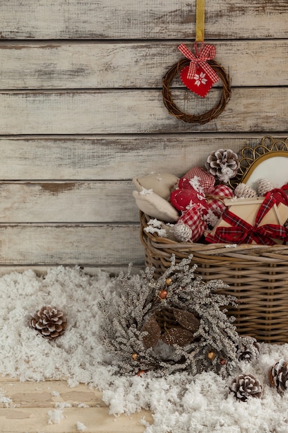 Panier en osier avec décoration de Noël et de la fausse neige