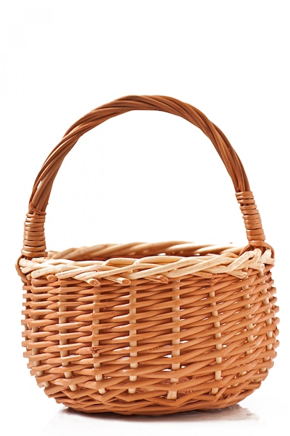 panier en osier isolé