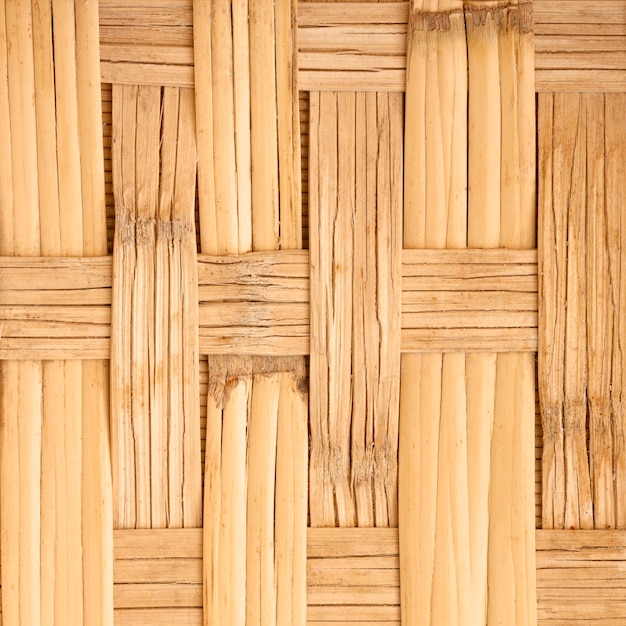 Photo gratuite panier de paille en bois plat