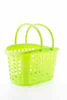 Photo gratuite panier panier en plastique isolé sur fond blanc