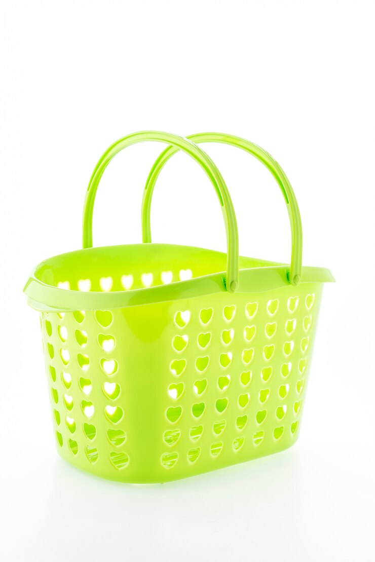 Photo gratuit panier panier en plastique isolé sur fond blanc