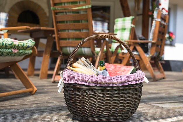 Panier pique-nique rempli de fruits et bouteille