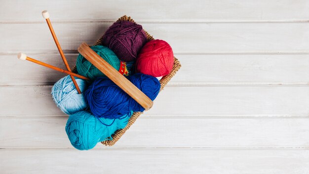 Panier plein de boules de laine