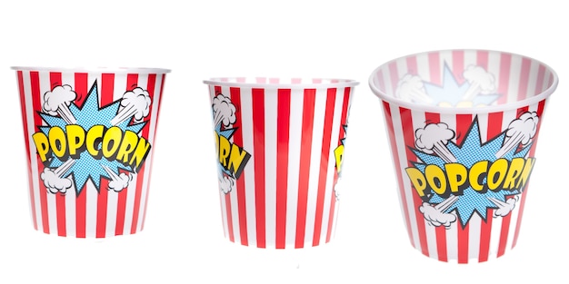 Photo gratuite panier de pop-corn sur fond blanc isolé. snack délicieux de cinéma