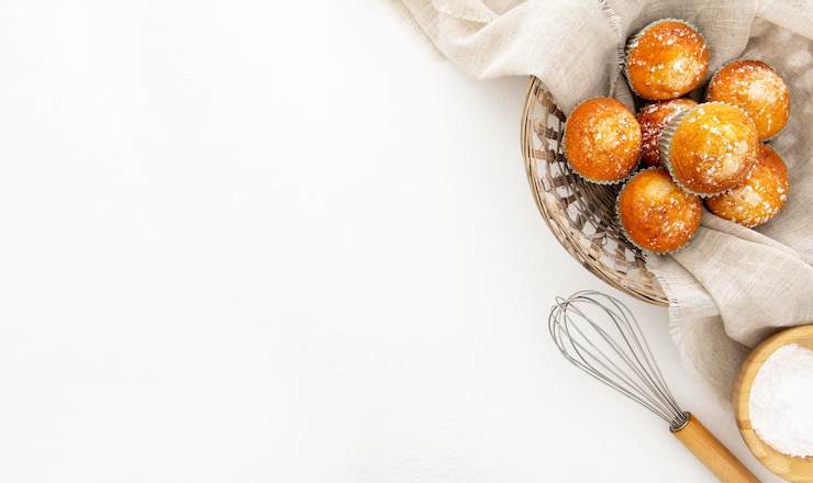 Photo gratuit panier rempli d'espace de copie de petits gâteaux