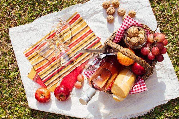 Panier rempli de friandises prêtes pour le pique-nique
