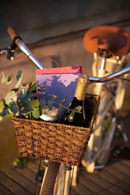 Photo gratuite panier à vélo avec belle plante