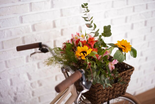 Panier de vélo grand angle avec de belles fleurs