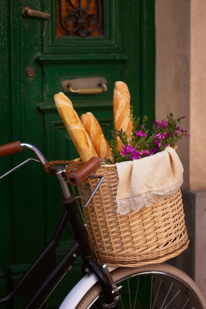 Panier de vélo vue latérale avec baguette et fleurs