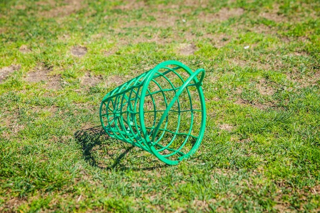 Panier vide de balles de golf dans le parcours de golf à Otocec, Slovénie