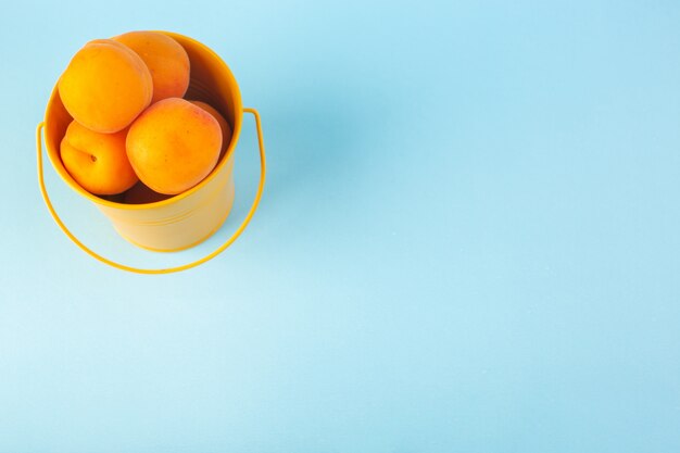 Un panier vue de dessus avec des abricots doux fœtus moelleux isolés