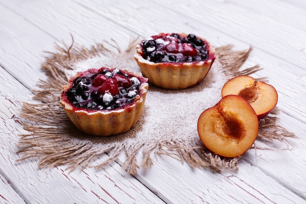 Paniers cuits au four avec des baies, de la crème douce et du miel