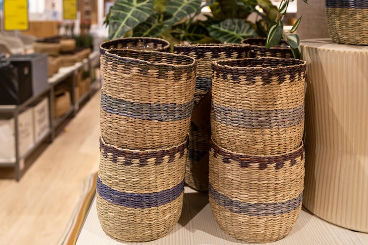 Photo gratuit paniers en osier pour la maison sur une vitrine de magasin