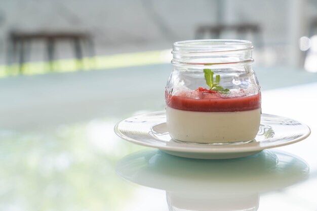 Panna cotta à la sauce aux fraises