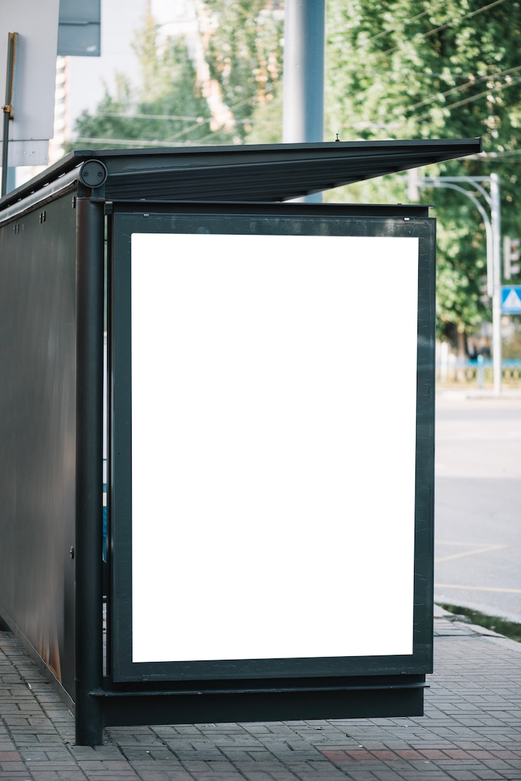 Photo gratuit panneau d'affichage à l'arrêt de bus