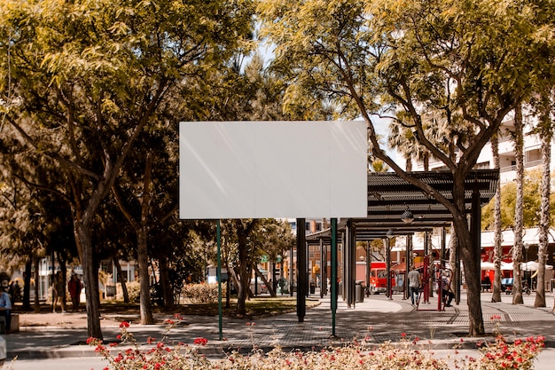 Photo gratuite panneau d'affichage blanc blanc sur la rue dans la ville