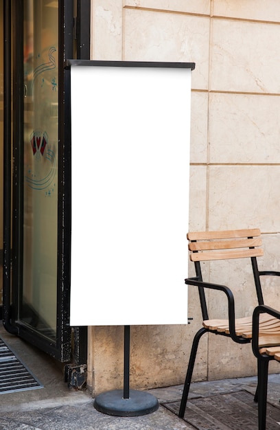 Panneau d&#39;affichage blanc à côté du restaurant