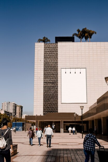 Panneau d&#39;affichage blanc rectangulaire sur le mur du bâtiment dans la ville