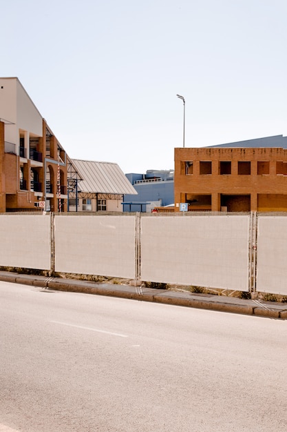 Panneau d&#39;affichage pour une affiche publicitaire extérieure près de la route