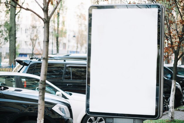 Panneau d&#39;affichage près des voitures garées