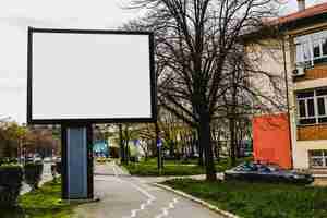 Photo gratuite panneau d'affichage publicitaire en face de l'immeuble dans la ville