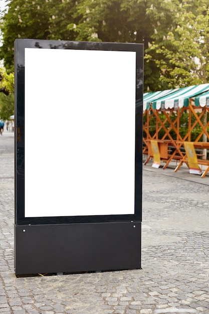 Panneau d'affichage de rue verticale avec espace copie blanche
