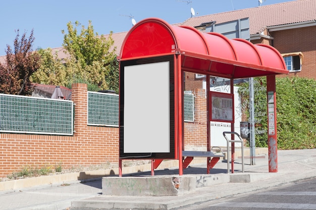 Panneau d&#39;affichage vide à l&#39;arrêt de bus près de la route dans la ville