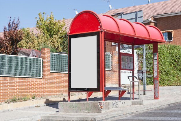 Panneau d&#39;affichage vide à l&#39;arrêt de bus près de la route dans la ville