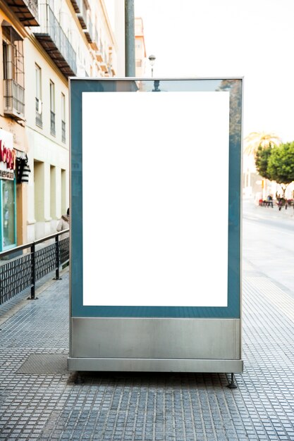 Panneau d&#39;affichage vide dans la rue