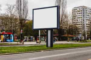 Photo gratuite panneau d'affichage vide dans la rue