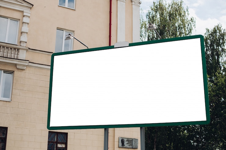 Photo gratuit panneau d'affichage vide dans la ville