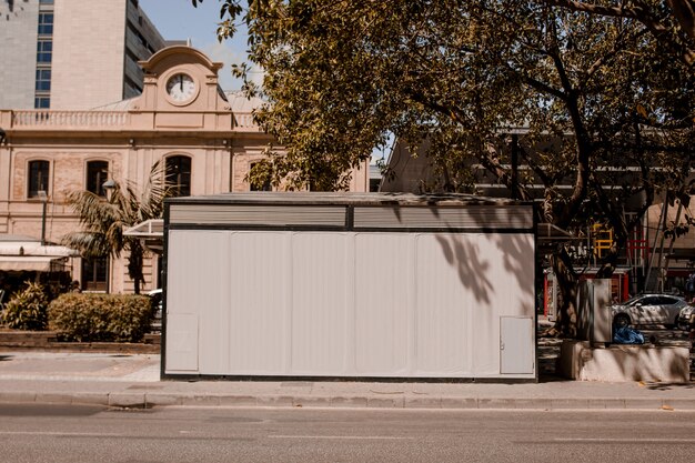 Panneau d&#39;affichage vide sur le trottoir au bord de la route utile pour la publicité