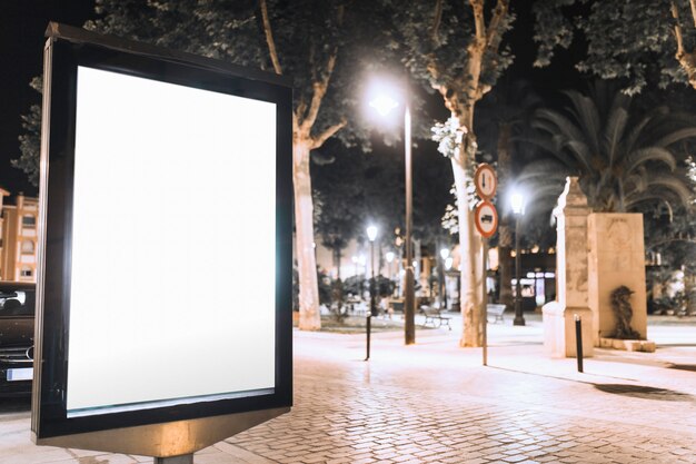 Panneau d&#39;affichage vide vertical dans la rue la nuit