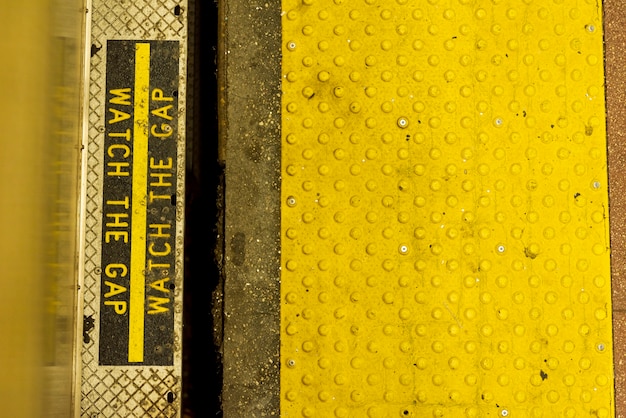 Photo gratuite panneau d'avertissement de métro closeup