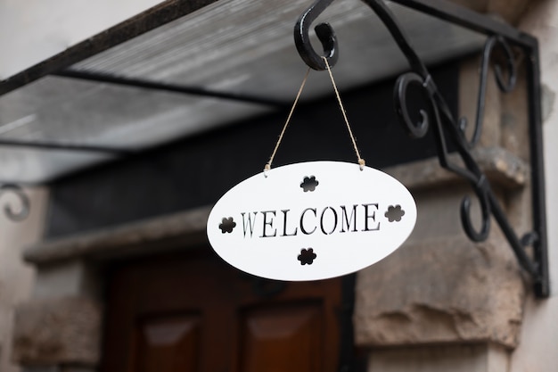 Panneau de bienvenue devant la maison