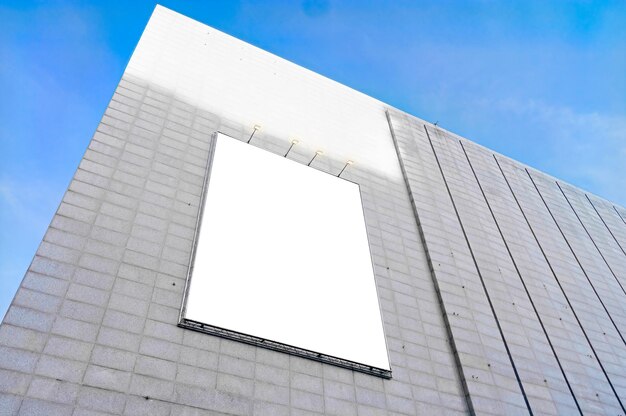 Panneau blanc dans un bâtiment moderne avec un ciel bleu