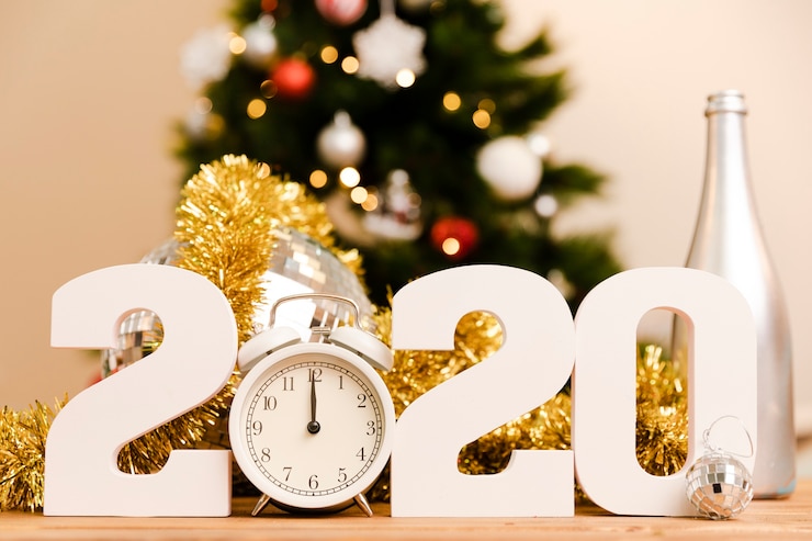 Photo gratuit panneau blanc du nouvel an 2020 sur la table