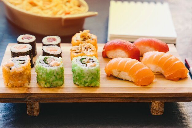 Photo gratuite panneau de bois avec des sushis