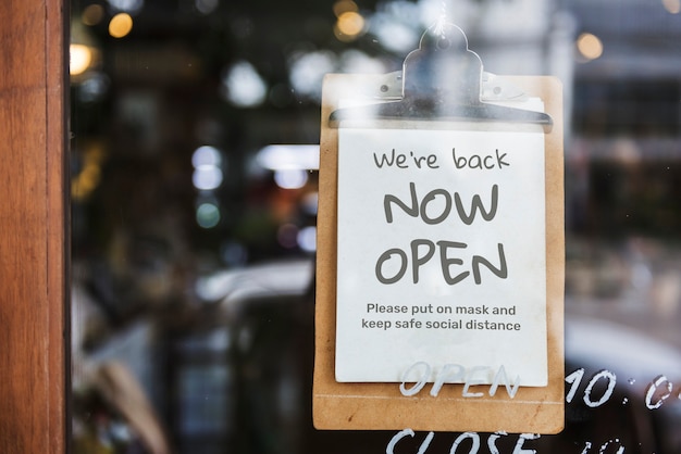 Panneau de café `` Nous sommes de retour, maintenant ouvert '' après la pandémie de Covid-19