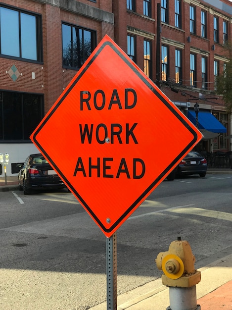 Panneau de construction de travaux routiers rouge