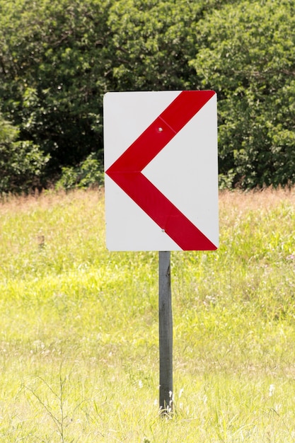 Panneau de flèche de route en plein air pointant vers la gauche