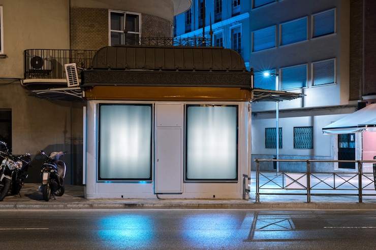 Photo gratuit panneau lumineux pour la publicité sur le mur près de la rue