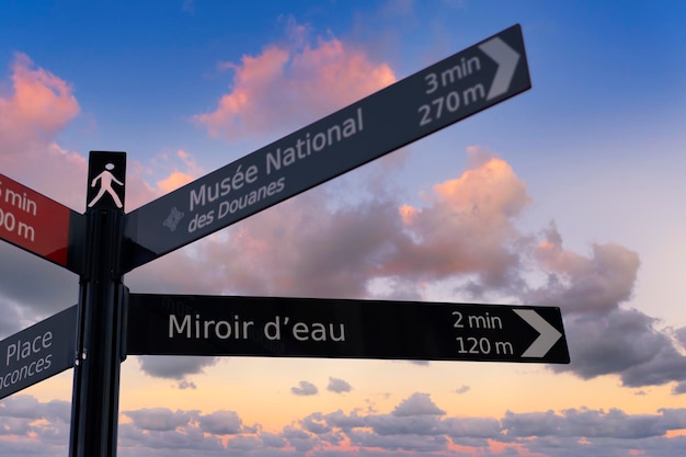 Panneau de miroir deau célèbre place à Bordeaux France Europe