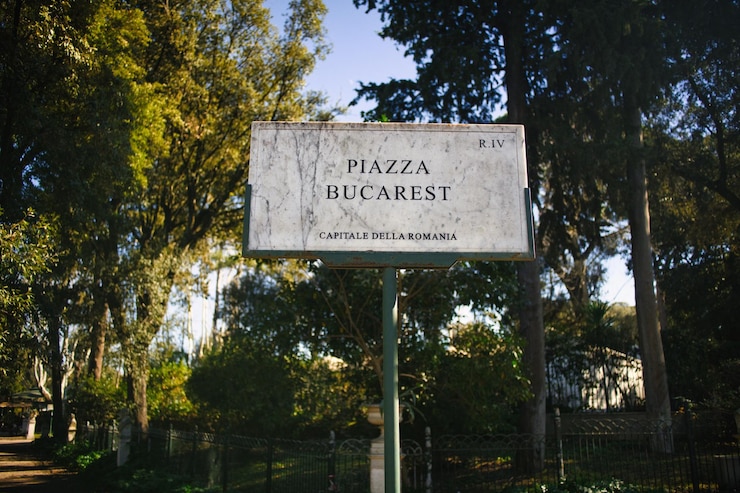 Photo gratuit le panneau de piazza bucarest avec le parc