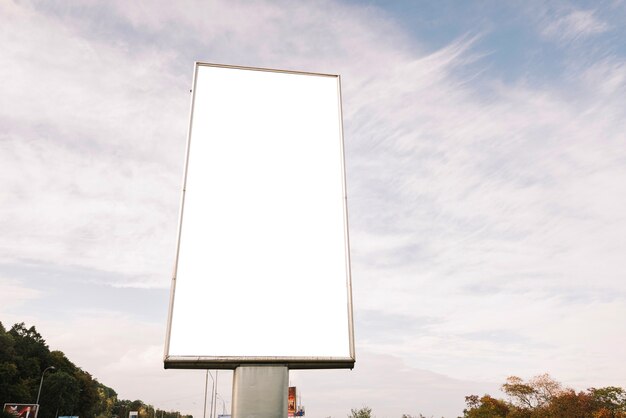 Panneau de publicité sur fond de ciel nuageux